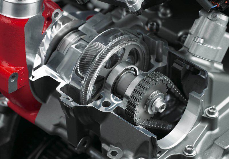 The drive chain and planetary gearset of the H2’s supercharger.