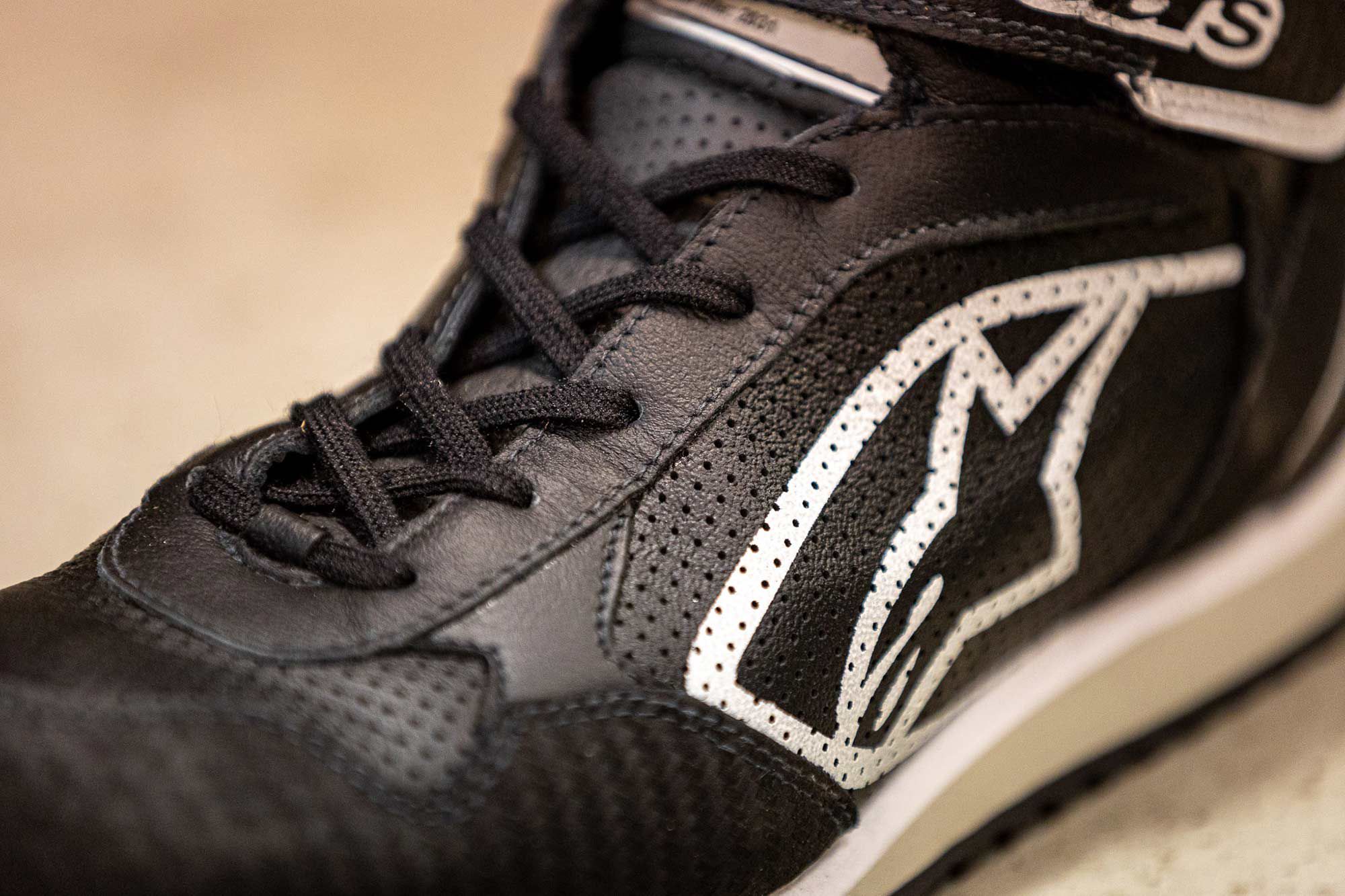 Quality stitching and understated graphics result in a no-frills trail riding shoe.