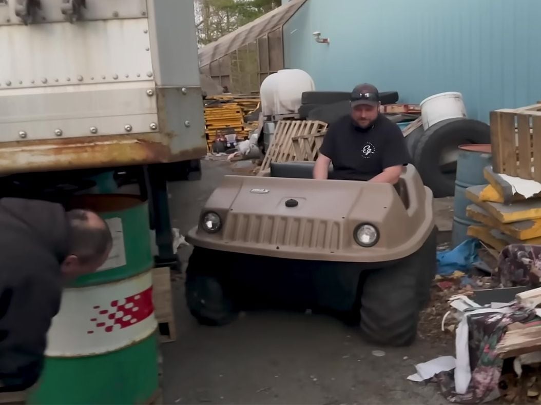 Watch Rich Rebuilds Fail at Building an EV SidebySide UTV Driver(01)